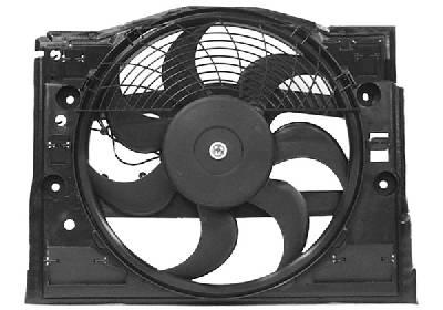Cadre avec hélice et moteur ventilateur, modèle essence, entre le pare-chocs et le condenseur